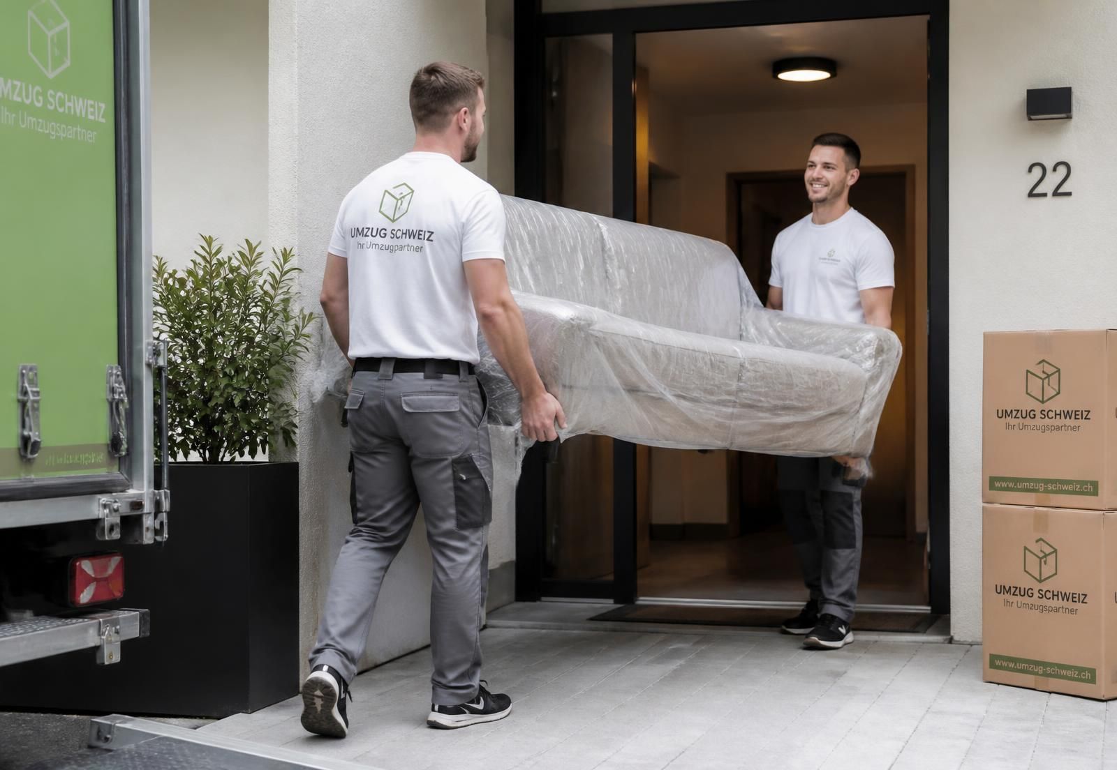 Umzugshelfer trägt einen Umzugskarton bei einem Umzug in Binningen