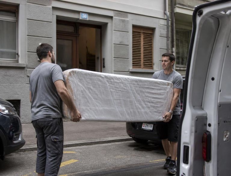 Mitarbeiter bereiten einen Möbeltransport vor