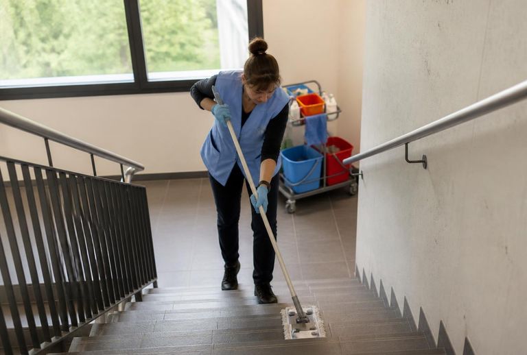 Professionelle Reinigung eines Treppenhauses